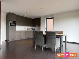 <p><span>Dit ruime appartement van 76 m² bevindt zich op de eerste verdieping van een modern en kleinschalig gebouw. Je woont hier super centraal, op wandelafstand van het centrum van Wuustwezel en met een uitstekende verbinding naar de E19 en het station Noorderkempen.</span></p><p><span> </span></p><p><span>Indeling:</span></p><p><span>Inkomhal met gastentoilet. Lichte leefruimte met open keuken (samen 34 m²), de keuken is ingericht met een keramische kookplaat, combi-oven, koelkast, vaatwasser en dubbele spoelbak. Aansluitend vind je een praktische berging/wasplaats met de nodige aansluitingen.</span></p><p><span>Verder zijn er twee ruime slaapkamers (15 m² en 10 m²) en een mooie en onderhoudsvriendelijke badkamer (7 m²) met dubbele lavabo in meubel, inloopdouche en handdoekdroger.</span></p><p><span> </span></p><p><span>Terras:</span></p><p><span>Via het schuifraam in de leefruimte betreden we het ruime terras van maar liefst 25 m²! Hier geniet je van een prachtig, groen uitzicht op de achterliggende weilanden.</span></p><p><span> </span></p><p><span>Carport:</span></p><p><span>Inclusief een carport met een afgesloten (privé) bergruimte, ideaal voor fietsen. </span></p><p><span> </span></p><p><span>Extra:</span></p><p><span>Voorzien van vliegenramen en screen ter hoogte van het schuifraam - Kleinschalig appartementsgebouw </span></p><p><span>Geen vaste kosten </span></p><p><span>Onmiddellijk beschikbaar </span></p><p><span> </span></p>