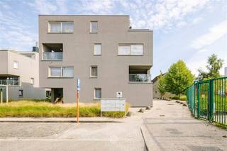 <p><span>GHENT - Vous êtes à la recherche d'un</span><span> appartement clé en main sur le toit avec une terrasse spacieuse et ensoleillée à la gare Sint-Pieters de Gand ? </span></p><p><span>Ce bien est fait pour vous.</span></p><p><span> </span></p><p><span>Les atouts les plus importants en un mot : <br /><br /></span></p><ul><li><span>Situé à un emplacement de choix </span><span>près de la gare de Gand-Saint-Pierre</span></li><li><span>Facilement accessible, mais dans un quartier intérieur verdoyant</span></li><li><span>Appartement en attique </span></li><li><span>Idéal pour l'occupation personnelle, l'investissement ou l'étude des enfants</span></li><li><span>Efficace sur le plan énergétique</span><span> </span></li><li><span>Proche des commerces, des écoles et des transports en commun</span></li><li><span>Terrasse spacieuse et bien orientée (sud-est)</span></li><li><span>Prêt à emménager et bien entretenu</span></li><li><span>Faibles charges communes</span></li><li><span>Lumière naturelle abondante</span></li></ul><p><span> </span></p><p><span>Voici à quoi ressemble le plan de l'appartement :</span></p><p><span>Hall d'entrée, toilettes séparées, débarras,</span><span> salon, salle à manger, cuisine ouverte avec grande baie vitrée, terrasse, chambre à coucher et salle de bains avec baignoire.</span></p><p><span> </span></p><p><span>Important :</span></p><p><span>Prix indicatif de l'appartement : 325 000 EUR</span></p><p><span>EPC :  169 kWh/(m² année)</span></p><p><span> </span></p><p><span>Contactez l'agence immobilière Axel Lenaerts pour plus d'informations ou une visite sur place : 09 245 24 24 ou <span>hannelore@axellenaerts.be</span></span></p><p><span> </span></p><p><span> </span></p>