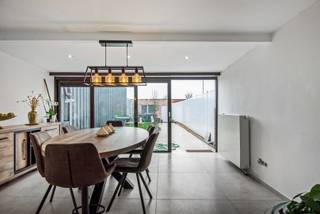 Gerenoveerde ééngezinswoning met drie tot vier slaapkamers, garage en tuin te Boom!De woning is als volgt ingedeeld: via de inkomhal betreedt men de...