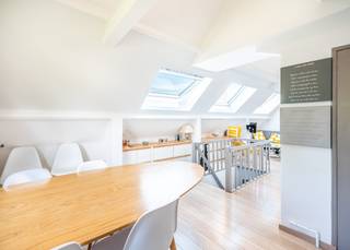 Op de derde verdieping van de kleinschalige residentie Beaulieu bieden wij u dit gezellig dakappartementje met 2 compacte slaapkamers aan. Dit gebouw is gelegen in de rustige Vlaanderenstraat en bevindt zich vlakbij het commercieel centrum van Koksijde. De zee en het openbaar vervoer bevinden zich op wandelafstand.<br /><br />Het gerenoveerde appartement werd als volgt ingedeeld: lichtrijke leefruimte | volledig uitgeruste keuken | badkamer met douche, lavabo in meubel en toilet | afzonderlijke berging | twee compacte slaapkamers met schuifdeuren.<br /><br />Kleinschalige residentie ZONDER lift, zeer lage gemeenschappelijke lasten (syndicus kosten)! Er is een privatieve kelder aanwezig die vlot toegankelijk is.<br /><br />Op zoek naar uw instapklaar stekje te Koksijde? Contacteer ons snel voor een afspraak aan dit appartement!