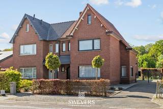 Voor meer info en foto’s, surf naar www.swevers.be – Deze halfopen woning in de Onze-Lieve-Vrouwstraat 69 in Heusden-Zolder biedt veel ruimte, licht en potentieel op een mooi groen perceel van 1.680 m². De woning dateert van 1953, werd steeds goed onderhouden en beschikt over een bewoonbare oppervlakte van 192m². Binnenkomen doet u via de inkomhal met trap. U betreed vervolgens de eerste ruime leefruimte, gevolgd door de centraal gelegen keuken van 12 m² , die vernieuwd werd in de jaren 2000. Deze sluit dan weer aan op een tweede leefruimte die perfect dienst kan doen als veranda of ontbijthoek en dankzij de grote raampartij geniet van veel licht en een mooi zicht op de tuin. Achteraan bevinden zich de vernieuwde badkamer met inloopdouche en een aparte wasplaats/berging. Op de eerste verdieping zijn er drie ruime slaapkamers van 16 m², 18 m² en 16 m². Eén kamer is ingericht als kleine studio met slaapruimte, dressing, compacte kitchenette en leefhoek. Verder is er nog een apart toilet. Via een vaste trap bereikt u de zolder van ca. 40 m², die tal van mogelijkheden biedt voor extra kamers of hobbyruimte. Ook is er een kelder van 7 m² en een vrijstaand bijgebouw. De tuin is een grote troef, met achteraan veel ruimte voor een moestuin, dieren of ontspanning in alle privacy. Winkels, scholen en ontspanning liggen dichtbij, openbaar vervoer op 200 meter en de snelweg op 1 km. Voor meer informatie, bel 011 255 155. Bron bewoonbare oppervlakte: EPC – verslag.