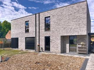 Deze energiezuinige halfopen woning in moderne architectuur is gebouwd op een mooi perceel van 328m² ( lot 1 ).<br /><br />GELIJKVLOERS: inkom met vestiaireruimte, wc, lichtrijke ruime leefruimte met uitgeruste keuken (incl. oven, vaatwasmachine, keramische kookplaat, dampkap en koelkast) en inpandige garage met automatische sectionaalpoort.<br /><br />EERSTE VERDIEPING: 3 slpks met ruime overloop ( extra  afgesloten berging of badkamer mogelijk )  wc, een badkamer ingericht met ligbad, inloopdouche en badkamermeubel met dubbele lavabo, technische berging. Uitstekende ligging vlakbij het centrum en toch rustig (geen doorgaand verkeer).<br /><br />SNEL OPLEVERBAAR.<br /><br />De woning wordt afgewerkt aangeboden: met een ingerichte keuken, badkamer (met douche, ligbad en dubbel lavabomeubel), 2 toiletten, deuren en vloeren. De vermelde prijs is excl. btw en kosten.Bespaar fors op je energiefactuur dankzij volgende energietechnieken: warmtepomp lucht/water, ventilatiesysteem D, Regenwaterput 10000l, zonnepanelen, negatief E-peil = A+ Label. <br /><br />Meer info via 09 2806060 of mail naar info@durabrik.be.<br /><br />* Beelden en oppervlaktes zijn indicatief.