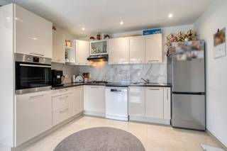 Instapklare gezinswoning, volledig gerenoveerd in 2024!
Op zoek naar een woning waar comfort, ruimte en energiezuinigheid hand in hand gaan? Dan is deze prachtig gerenoveerde halfopen bebouwing zeker het ontdekken waard!
De woning werd in 2024 volledig gerenoveerd en biedt vandaag alle comfort om er meteen zorgeloos te wonen. Met maar liefst 4 slaapkamers (waarvan één op het gelijkvloers) is er ruimte voor het hele gezin, een thuisbureau of hobbyruimte.
De ruime keuken met prachtig zicht op de tuin vormt het ideale hart van de woning. De mooie tuin biedt bovendien een heerlijke plek om te ontspannen, te genieten met familie en vrienden of gewoon tot rust te komen.
Ook op energetisch vlak heeft deze woning heel wat te bieden. Dankzij het EPC-label B woon je vandaag al energiezuinig. Met de plaatsing van zonnepanelen is zelfs een EPC-label A mogelijk. De elektrische installatie is bovendien volledig conform.
De centrale ligging is een absolute troef: winkels, scholen, openbaar vervoer, horeca en andere dagelijkse voorzieningen bevinden zich allemaal in de onmiddellijke omgeving.
De belangrijkste troeven:
Halfopen bebouwing
Gerenoveerd in 2024
4 slaapkamers
Ruime keuken met zicht op de tuin
Mooie tuin
EPC B, potentieel A met zonnepanelen
Elektriciteit conform
Centrale ligging

Kortom, een instapklare woning met ruimte en toekomstgerichte energieprestaties. Zeker een bezoek waard! Contacteer ons via kurt@immoaccenta.be