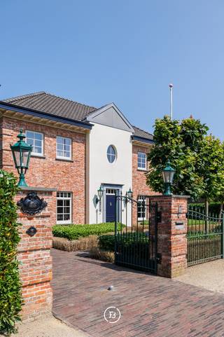 In het hart van het groene en rustige Noord-Limburg, op wandelafstand van het centrum van Overpelt, ligt deze charmante, instapklare villa. Op...