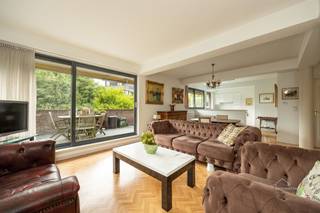 <p><span>Lichtrijk hoekappartement met ruim zonneterras en 2 slaapkamers</span></p><p><span>Welkom in dit ruime en uitstekend onderhouden appartement, gelegen op een gegeerde locatie aan de Liersesteenweg in Mortsel. Dankzij de hoekligging geniet het appartement van een uitzonderlijke lichtinval, een aangenaam open zicht en een ruim terras waar het heerlijk vertoeven is.</span></p><h3><span>Indeling:</span></h3><p><span>Via de inkomhal betreedt u de ruime leefruimte met grote raampartijen die zorgen voor een overvloed aan natuurlijk licht. De woonkamer sluit naadloos aan op de eetkamer en de halfopen keuken, wat resulteert in een aangenaam en open woongevoel. De keuken beschikt over voldoende werk- en opbergruimte en biedt rechtstreeks contact met de leefruimte en het terras. Verder beschikt het appartement over 2 slaapkamers, een verzorgde badkamer met douche en lavabo + toilet, een apart gastentoilet en praktische bergruimte. De aanwezige inbouwkasten zorgen bovendien voor extra comfort en opbergmogelijkheden.</span></p><h3><span>Buitenruimte:</span></h3><h3><span>Het absolute paradepaardje van dit appartement zijn zonder twijfel de twee terrassen. Het ruime hoofdterras geniet van een gunstige oriëntatie, veel privacy en een aangenaam groen uitzicht. Een ideale plek om te ontspannen of gezellig te tafelen met familie en vrienden. Het tweede terras vormt een praktische extra buitenruimte en biedt bijkomend comfort. </span></h3><h3><span> </span></h3><h3><span>Troeven:</span></h3><ul><li><span>Lift aanwezig in het gebouw </span></li><li><span>EPC-label B</span></li><li><span>Conforme elektrische installatie </span></li><li><span>Ruim en zonnig terras </span></li><li><span>Grote raampartijen met veel natuurlijke lichtinval </span></li><li><span>Praktische kelderberging </span></li><li><span>Instapklaar en uitstekend onderhouden </span></li></ul><p><span> </span></p><p><span>De </span><span>gemeenschappelijke kosten </span><span>bedragen momenteel ca. 120 euro/maand en omvatten onder meer de syndicus, blokpolis, lift, gemeenschappelijke elektriciteit, onderhoud van de gemeenschappelijke delen en een provisie voor water. </span></p><h3><span>Ligging:</span></h3><p><span>Het appartement bevindt zich op een centrale locatie in Mortsel, vlakbij winkels, scholen, openbaar vervoer en recreatie mogelijkheden. Dankzij de vlotte verbinding naar Antwerpen en de omliggende gemeenten combineert deze woonst ruimte, comfort en bereikbaarheid.</span></p><h3><span>Contact:</span></h3><h3><span>Vrijblijvend advies met gratis schatting van uw woning? </span></h3><h3><span>Neem gerust contact met ons op. </span></h3><h3><span>------------------------------------------------------------------------------------------------------------- </span></h3><h3><span>Robin Van den Bergh </span></h3><h3><span>robin@home4you.be </span></h3><h3><span>+32 468 23 19 79 </span></h3><h3><span>7/7 bereikbaar </span></h3><p><span> </span></p>