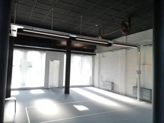 Top gerenoveerd loftkantoor van +/- 450m², gelegen op commercieel centrum Pottelberg. Het kantoor heeft de volgende indeling: inkom met...