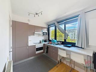 ELSENE, dicht bij alle voorzieningen, in een recent gebouw, studio van ±35 m² (volgens EPC) op de 6e verdieping. De indeling is als volgt: hal met apart toilet, woonkamer van ±25 m² met een volledig uitgeruste open keuken, die uitkomt op een mooi terras op het zuiden van ±6,5 m², doucheruimte. Kelder. Raming van de kosten: 80 €/maand (koud water, gemeenschappelijke kosten). EPC D- (aanvraag in uitvoering). Beschikbaar vanaf 15/08/2026. Afmetingen ter indicatie.