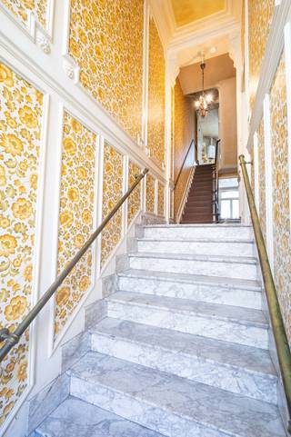 In Schaarbeek ontdekt u deze mooie te renoveren woning van ±220 m², met ruime volumes en heel wat indelingsmogelijkheden.<br /><br />De woning bestaat uit een inkomhal, een woon/eetkamer, een keuken, 4 slaapkamers, een badkamer en een koer van ±25 m².<br />Een garage en kelder vervolledigen dit eigendom en bieden extra praktisch comfort.<br /><br />Een ideale opportuniteit voor renovatieliefhebbers die een woning volledig naar eigen smaak willen creëren, in een levendige en goed bereikbare buurt.<br /><br />EPC: G. Afmetingen louter indicatief.