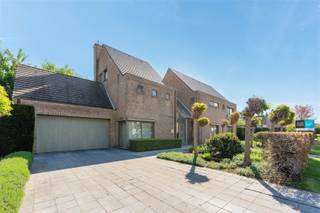 WILRIJK: Instapklare luxevilla op 1.754m² met 6 slaapkamers, 3 badkamers, bureau en dubbele garage. EPC-label B. In een mooie, en vooral serene...