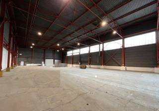 For rent +/-1,700 m² warehouse with sectional doors and two unloading bays, smoothed concrete - 10 m high - 3X 400 v - led lighting plus very...