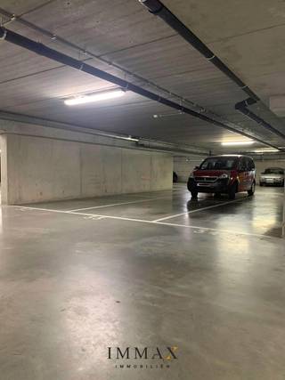 Een ruime staanplaats gelegen in de ondergrondse parking nabij het station van Brugge.De parking is afgesloten via een metalen poort.Voor meer...