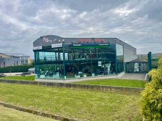 Located on Chaussée de Mons in Rebecq, this mixed-use building offers an ideal opportunity to combine business and residential use.Features:Land: ±...
