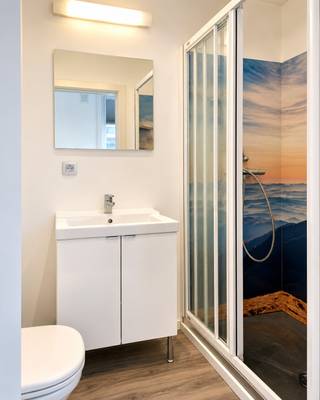 NL: Ben je nog op zoek naar een studentenkamer voor het huidige semester? Dan is deze comfortabele studentenkamer van ca. 17 m² misschien precies wat je zoekt. De kamer beschikt over een eigen badkamer met douche, toilet en lavabo, waardoor je geniet van alle privacy en comfort. Daarnaast zijn er ook een koelkast, een oven en een ingebouwde kleerkast aanwezig op de kamer.<br />Dankzij de praktische indeling en de aangename leefruimte vormt deze kamer een ideale uitvalsbasis voor studenten die centraal en comfortabel willen wonen in Leuven. Onmiddellijk beschikbaar. EN: Comfortable student room of approximately 17 m² with private bathroom, fridge, oven and built-in wardrobe. Available immediately for the current semester. Wenst u graag een bezoek of extra informatie? Aarzel dan zeker niet contact op te nemen via info@homies.be of te bellen naar 016 15 37 11.