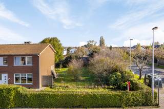 <p>Bent u op zoek naar een bouwgrond voor halfopen bebouwing in Oostende? Dan biedt dit perceel van 421 m², gelegen in de residentiële omgeving van Oud Vliegveld, een mooie opportuniteit om uw eigen woning te realiseren.<br /> </p>
<p>Kenmerken:</p>
<ul><li>Totale oppervlakte van 421 m²</li><li>Bestemd voor halfopen bebouwing</li><li>Mogelijkheid om een woning volledig naar eigen smaak te realiseren</li><li>Aangename en residentiële ligging</li><li>Vlotte verbinding met het centrum van Oostende</li><li>Goede bereikbaarheid via de belangrijke invalswegen</li><li>Winkels, handelszaken en andere dagelijkse voorzieningen in de nabije omgeving</li><li>Interessante ligging voor wie rustig wil wonen met de stad binnen handbereik</li></ul>
<p>Een mooie kans voor wie op zoek is naar een bouwgrond in Oostende en een moderne, energiezuinige woning volledig naar eigen wensen wil realiseren.</p>
<p> </p>
Neem vandaag nog contact op met je ERA-makelaar voor een bezoek.<br /><br />JOUW DROOMAPPARTEMENT. ZO GEVONDEN!