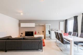 Dit lichtrijke appartement beschikt over een <strong>ruime woonkamer </strong>met open keuken en een annex berging. Er zijn <strong>twee slaapkamers,</strong> een badkamer met dubbele lavabo en douche, en een terras. Het grote pluspunt van dit appartement is zijn <strong>centrale ligging </strong>op wandelafstand van het station, de Grote Markt en tal van winkels. Er is een mogelijkheid tot het huren van een autostaanplaats. <br /><br /><u><strong>Details:</strong></u><br />Huurprijs: €895 per maand<br />Provisie: €100 per maand<br />Autostaanplaats: €55 per maand<br />Beschikbaar vanaf: 01/10/2025<br /><br /><u><strong>Interesse?</strong></u><br />Contacteer Hugo voor een bezoek. Stuur een mail naar <strong>hdb@claves.be</strong> of bel <strong>0475/94.43.07</strong>