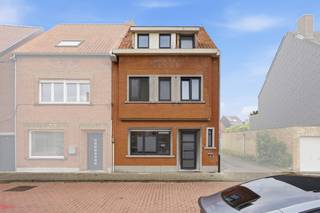 <p>Zoek je een royale gezinswoning waar iedereen z'n eigen plek heeft, óf ben je als investeerder op zoek naar een rendabele en zorgeloze eigendom op een vlot bereikbare locatie? Deze uitstekend onderhouden woning in het gezellige dorp van Zeebrugge biedt het allemaal. Dankzij het gunstige energielabel C, een volledig conforme elektrische installatie en een asbestveilig attest stap je hier binnen zonder renovatiezorgen of onverwachte kosten.</p><p>Bij het betreden van de woning kom je terecht in een ruime inkomhal met een aparte gastentoilet. De leefruimte is opgedeeld in een gezellige zit- en eethoek. Mocht je op zoek zijn naar een nog ruimere leefruimte, dan biedt het gelijkvloers een unieke troef: de slaapkamer die grenst aan de woonkamer staat afgescheiden met een valse muur. Deze wand kan heel eenvoudig worden weggehaald, waardoor je de woonkamer prachtig kan doortrekken tot één grote, open en lichtrijke leefruimte. Aansluitend op de leefruimte bevindt zich de keuken die rechtstreeks toegang geeft tot de koer. Verder vind je op het gelijkvloers nog de nodige aansluitingen voor een wasmachine en droogkast.<br />Op de eerste verdieping bevinden zich drie volwaardige slaapkamers en een eerste badkamer met ligbad, lavabo en toilet. De tweede verdieping herbergt nog eens twee ruime slaapkamers én een tweede badkamer met douche, lavabo en toilet. De ligging maakt het plaatje compleet: rustig gelegen in het dorp van Zeebrugge, omringd door winkels, scholen, openbaar vervoer en op korte afstand van de zee. Of je nu droomt van ruim wonen aan de kust of een slimme vastgoedinvestering zoekt, deze instapklare woning combineert comfort, flexibiliteit en potentieel op een absolute toplocatie. </p><p>Neem contact op voor meer informatie of een bezoek ter plaatse!</p><p>Stedenbouwkundige inlichtingen en bodemattest in aanvraag.</p>