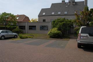 Kantorengelijkvloers (+/-288m²) op een goede zichtlocatie aan een doorgaande weg, op slechts 4 minuten van de E314. Aan de achterzijde van het...