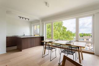 <strong>Wilrijk - Kwalitatief nieuw gerenoveerd en lichtrijk 2 à 3 slaapkamer dakappartement met extra bureau-, dressingkamer en een zonnig terras. </strong><strong>Gelegen op een toplocatie nabij de gegeerde Pulhofwijk, geniet u van alle comfort op wandelafstand: van ambachtelijke bakkers en supermarkten tot scholen en ziekenhuizen. Dankzij de nabijheid van belangrijke invalswegen is de bereikbaarheid uitstekend. <br /><br />Mogelijkheid tot aankoop van een ondergrondse autostaanplaats in het gebouw.<br /></strong><br /><span><strong>INDELING: </strong></span><br />Via de INKOMHAL met apart gastentoilet heeft u toegang tot de ruime en lichtrijke LIVING ca. 33m² op parket met open ingerichte KEUKEN <br />ca. 7m² voorzien van een kookeiland, een ontbijthoek, opbergkasten en kwalitatieve toestellen: inductiekookplaat met ingebouwde afzuiging, ruime koelkast met diepvries, oven, afwasmachine en een spoelbak.<br />Een handige BERGING met ruime ingemaakte kast. De ansluiting voor uw wasmachine en droogkast zijn hier aanwezig. <br /><br />Via de NACHTHAL met ingemaakte kast, is er toegang tot de slaapkamers op parket en de ingerichte moderne BADKAMER ca. 5m², voorzien van ruime inloop regendouche en een wastafel in een meubel met spiegel.<br />De eerste SLAAPKAMER ca. 10m² en tweede SLAAPKAMER ca. 18m² geven toegang tot het zuidgerichte TERRAS ca. 5m² met extra opbergkast. De derde polyvalente RUIMTE van ca. 12m², voorzien van lichtkoepel en afgewerkt met parket, biedt de perfecte ruimte voor een riante dressing of een rustige thuiswerkplek.<br /><br />Heerlijk genieten kan u op het zonnige TERRAS. <br /><br />De KELDER is inbegrepen. Een ondergrondse parkeerplaats in het gebouw is apart te koop voor 23.000€.<br /><br /><span><strong>BIJZONDERHEDEN:</strong></span><br />* Nieuw gerenoveerd 2 à 3 slaapkamer dakappartement op uitstekende locatie. <br />* Kwalitatieve afwerking - totale renovatie (2026)<br />* Mobiscore 9,0<br />* Zonnig zuidgericht terras achteraan <br />* Inclusief kelderberging<br />* Een ondergrondse parkeerplaats is apart te koop