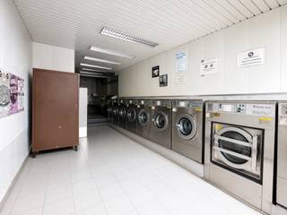 Op zoek naar een commercieel pand met potentieel op toplocatie? Deze handelsruimte van 127 m² in het centrum van Aarschot, gelegen aan de Leuvensestraat 30, geniet van een uitstekende visibiliteit en vlotte bereikbaarheid. <br /><br />Het pand dient opgefrist te worden, maar biedt dankzij de flexibele indeling tal van mogelijkheden voor uiteenlopende commerciële activiteiten. De laatste inrichting was als wassalon, maar het geheel leent zich perfect voor een nieuwe invulling. Een bijkomende troef is de bereikbaarheid via de achterzijde van het gebouw, wat praktisch is voor leveringen, personeel of klanten. Bovendien bestaat de mogelijkheid om één garagebox aan de achterzijde aan te kopen, wat extra comfort en parkeergelegenheid biedt in het centrum.<br /><br />Interesse in dit handelspand met veel potentieel op een sterke locatie? Contacteer Thomas via +32 499 22 99 24 of mail naar thomas@sophimo.be.