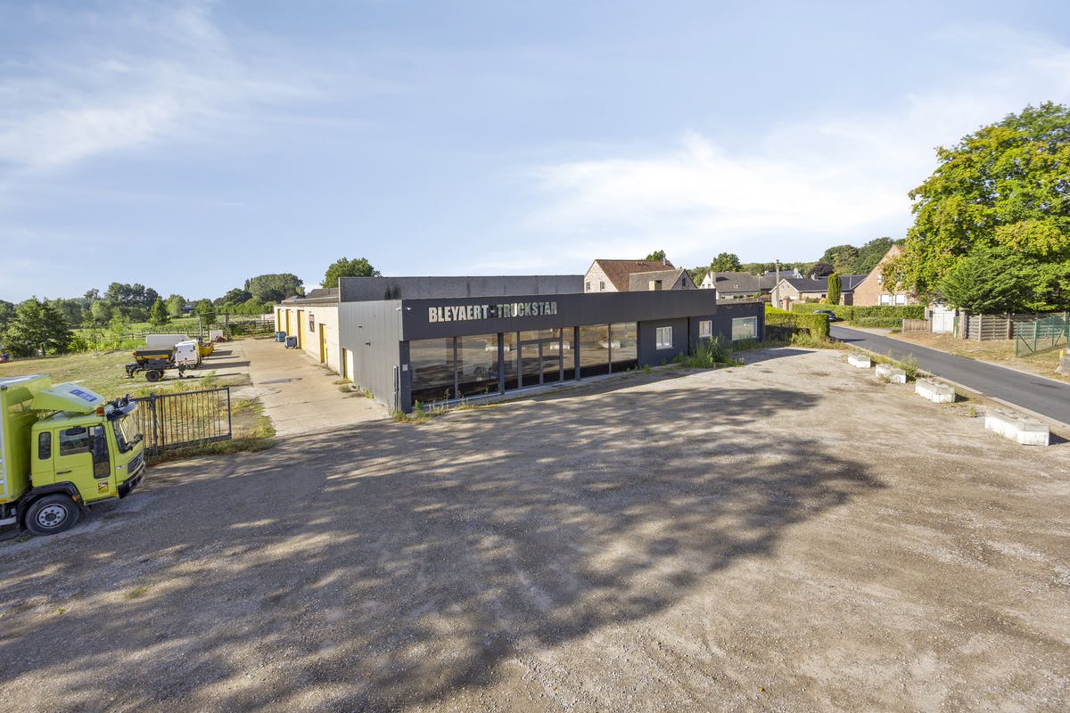 House with offices and warehouse in Adegem (Maldegem) - photo 2