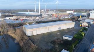 Deze industriële site in Waregem omvat een ruime loods van 2.250 m² (90 m x 25 m) met een vrije hoogte van 9 meter, ideaal voor productie- of opslagactiviteiten op grote schaal. De loods is uitgerust met een polybetonvloer, een lichtstraat, LED-verlichting, drie grote schuifpoorten en een rolbrug met een hefvermogen van 5 ton. Daarnaast is er een hoogspanningscabine (10.000 V) met transformator aanwezig.<br /><br />De locatie leent zich uitstekend voor industriële productie en opslag.<br /><br />Contacteer Simon Van Innis voor bijkomende inlichtingen, plannen of een vrijblijvend plaatsbezoek via 0479 05 31 59 of via simon@kmovastgoed.be<br /><br />Bovendien beschikt het terrein over een volledig gebetonneerd en zeer ruim buitenterrein van in totaal circa 7.800m², perfect voor buitenstockage of manoeuvreerruimte. Het buitenterrein kan gehuurd worden per m² dit wil zeggen dat u geheel naar eigen noden buitenterrein kan bijhuren. Op het terrein zijn ook bureelcontainers ter beschikking van de huurder.<br /><br />De site is strategisch gelegen nabij de Leie en de N43 (Gent–Moeskroen) en biedt een vlotte verbinding naar de E17, met uitstekende toegankelijkheid voor zwaar vervoer.<br /><br />Prijscondities:<br />• Loods: €2,5/m²<br />• Buitenterrein: €1/m²