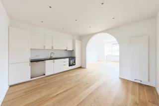 <p><span>Gelegen aan de rand van het regionale park Scheutbos in Anderlecht, op de tweede verdiepeing van een gebouw met 3 verdiepingen,</span> bieden wij u dit prachtige, volledig gerenoveerde appartement met twee slaapkamers van 88 m² + terras<span>. Het biedt: een grote woonkamer, volledig uitgeruste open keuken, </span>twee slaapkamers, een terras op het westen, een badkamer en een apart toilet. <span>Wasruimte. Kelder. EPC D. Elektriciteit conform. Dit pand zal u bekoren door de kwaliteit van de renovatie, de ideale ligging en de buitenruimte. Een absolute bezoek waard ! </span></p>