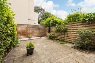 In de Amethiststraat nabij de Groenenhoek ligt deze ruime gezinswoning met stadstuin. Met restaurants, openbaar vervoer, parken,... op wandelafstand, is het hier ideaal wonen.<br /><br />De woning is grotendeels gerenoveerd in 2010 en beschikt over een bewoonbare oppervlakte van 142m². We betreden de woning via de inkomhal, dewelke toegang geeft tot de woonkamer met aansluitend een geïnstalleerde keuken. De leefruimte geeft toegang tot een aangename tuin van circa 45m².<br /><br />Via de traphal komen we terecht op de eerste verdieping die bestaat uit 2 volwaardige ruime slaapkamers van respectievelijk 17,5 en 13,5m², alsook een badkamer en een terras.<br />De tweede verdieping is een kopie van de eerste, waar zich tevens een wasruimte bevindt.<br /><br />Verder heeft de woning een ruime droge kelder van 40m².<br /><br />Troeven:<br />- Gegeerde locatie<br />- Veel lichtinval<br />- Aangename tuin<br />- 4 ruime slaapkamers<br />- Mogelijkheid tot 2 badkamers<br /><br />Interesse? contacteer ons via info@wellimmo.net of bel naar 03 225 00 68