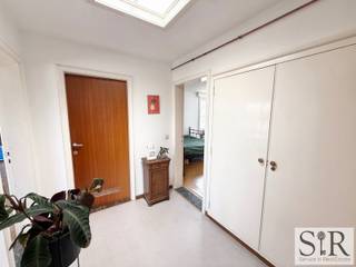 <p><span>Gezellig appartement in Mechelen in een kleinschalig gebouw zonder lift (dus lage gemene kosten). Rustig gelegen en toch midden in het bruisende stadscentrum. Een vlotte verbinding naar de stadsring en op nog geen 3 minuutjes te voet van de Grote Markt. Dit gezellige appartement heeft alles wat je nodig hebt met bovendien nog een gezellig terrasje in het centrum van Mechelen. <br /><br /></span><span>Indeling: Ruime inkomhal met ingebouwde kasten. Grote leefruimte met veel lichtinval door de gevelbrede ramen. Deze wordt aangevuld met een directe doorgang naar de keuken en het terras. Het appartement beschikt over 2 slaapkamers waarvan 1 met een bergruimte en er is bovendien een aparte berging boven, alsook een private kelderbering gekoppeld aan het appartement. De badkamer is uitgerust met een bad en aansluitingen voor wasmachine en droogkast. Op het gelijkvloers is er een autostaanplaats die bij aan te kopen is bij het appartement.</span></p>
<p><span><br />Concreet: Een instapklaar appartement met 2 slaapkamers, een gezellig terras en veel bergruimte in hartje Mechelen. </span><span>Vlotte verbinding naar de stadring en openbaar vervoer binnen handbereik. Op nog geen minuut fietsen van de Grote Markt en op wandelafstand van de Kruidtuin.<br /></span><span>Ondergrondse staanplaats bij aan te kopen voor: €29.000,-<br /><br /></span>Contacteer ons (info@immosir.be of 015/65.50.05) om een afspraak in te plannen!</p>
