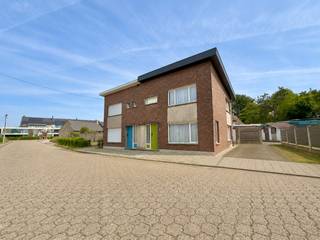 Dit op te frissen pand kan voor u als koper een ideale starterswoning of een goede investering zijn ! Het woonhuis heeft een TOPligging in het centrum van Ertvelde met alles op wandel- en fietsafstand, dit heeft steeds een waardebehoud ! Mits het opfrissen naar eigen wensen kan u hier een echte parel creëren waarbij de ruime dubbele garage een extra meerwaarde is voor opslag of voor de doe-het-zelver met veel materiaal of zelfs voor uitbreiding van de woning ! Het pand is perfect bewoonbaar en u kan blijven wonen bij eventuele renovatie (renovatie verplichting van toepassing - EPC label F). <br />Troeven: <br />- LIGGING IN HET CENTRUM VAN ERTVELDE !<br />- Aankoop aan 2% registratierechten (bij eerste & enige aankoop) + verbouwen aan 6% btw mogelijk;<br />- Jarenlang zeer goed onderhouden (nette keuken en badkamer - perfect bewoonbaar);<br />- Ideale & praktische indeling;<br />- Betonnen gewelven ! <br />- 3 slaapkamers; <br />- Leuke zijtuin; <br />- Handige ruime garage + oprit ! <br /><br />Indeling: inkomhal, leefruimte bestaande uit 2 delen, nette keuken, handige bijkeuken, apart toilet en de doorgang naar de dubbele garage met enorm veel opslagmogelijkheden.<br />1ste verdieping: nachthal, 3 slaapkamers en de nette badkamer met douche & toilet.<br /><br />Meer info of een bezoek? Bel WIJSvastgoed op +32 9 395 80 10 !