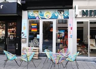 Op zoek naar een veelzijdig pand in hartje Kortrijk? Dit commercieel gelijkvloers biedt een oppervlakte van ca. 100 m², ideaal voor winkel, kantoor...