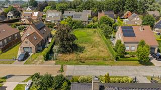 <p>Bent u op zoek naar de ideale locatie om uw droomwoning te realiseren? Dan verdient deze prachtig gelegen bouwgrond absoluut uw aandacht.<br /><br />Met een perceeloppervlakte van 904 m² biedt deze bouwgrond u alle ruimte om een woning te creëren die volledig aansluit bij uw woonwensen, levensstijl en toekomstplannen. De grond is gelegen in een rustige, residentiële omgeving met een aangename woonkwaliteit, terwijl winkels, scholen, openbaar vervoer en belangrijke invalswegen zich op korte afstand bevinden.<br /><br />Dankzij de ligging in woongebied én binnen een vergunde residentiële verkaveling beschikt u over een duidelijk stedenbouwkundig kader, zodat u met vertrouwen uw bouwproject kunt voorbereiden.<br /><br />Een bouwgrond op een aantrekkelijke locatie is vandaag een zeldzame opportuniteit. Bent u op zoek naar een perceel waar u zonder compromissen uw toekomst kunt uitbouwen? Dan nodigen wij u graag uit om deze unieke kans zelf te ontdekken.<br /><br />De verkavelings- en stedenbouwkundige voorschriften zijn eenvoudig verkrijgbaar op verzoek, zodat u zich vooraf een volledig beeld kunt vormen van de bouwmogelijkheden.<br /><br />Interesse?</p>