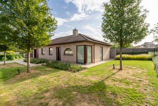 Op zoek naar een instapklare woning met veel grond, rust en ruimte? Dan is deze charmante gelijkvloerse villa absoluut het ontdekken waard!<br /><br />De woning geniet van een super rustige ligging en beschikt over een perceel van 1.463 m², aangevuld met maar liefst 1.667 m² landbouwgrond. Ideaal voor paarden, schaapjes, andere dieren of gewoon voor wie droomt van een grote tuin en een prachtig landelijk zicht.<br /><br />De woning omvat een gezellige leefruimte met kwalitatieve landelijke keuken, 3 slaapkamers, badkamer met bad en douche, apart toilet en een ruime zolder.<br />Daarnaast zijn er een inpandige garage, afgesloten carport én een extra carport die perfect geschikt is voor een mobilhome, paardenvan of bestelwagen.<br /><br />TROEVEN<br />* 3.130 m² grond<br />* Gelijkvloers wonen<br />* Rustige ligging<br />* Warmtepomp en zonnepanelen<br />* Ruime zolder<br />* Garage + meerdere carports<br /><br />Een unieke combinatie van comfortabel wonen, privacy en enorm veel buitenruimte!<br /><br />Contacteer VLAEMYNCK VASTGOED vandaag nog voor meer informatie of een bezoek.