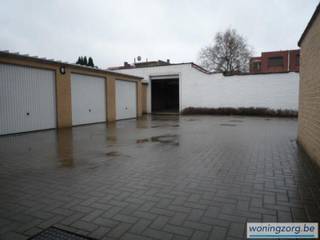 Ruim, proper magazijn in de Varenbosstraat te Mechelen. <br />Er is CV-gas aanwezig. <br /><br />De sectionaalpoort opent met een afstandsbediening en de maximale hoogte om in te rijden is 2,5m. Er is geen watertoevoer en dus ook geen mogelijkheid tot toilet.<br />De provisie is 85,- Euro/maand. <br /><br />Voor meer info kan u bellen naar het nummer 015 65 50 05
