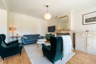 <p>Ruime en lichtrijke duplex te koop op topligging in het centrum van Zele.</p>
<p> </p>
<p>Dit appartement combineert een uitzonderlijk centrale ligging op de markt van Zele met een aangename en ruime indeling. De duplex geniet van veel natuurlijke lichtinval en biedt comfortabele leefruimtes voor wie centraal wil wonen in een residentiële omgeving nabij winkels, scholen en openbaar vervoer. Het grote terras vormt een mooie extra buitenruimte om te ontspannen of gasten te ontvangen. Daarnaast beschikt het appartement over een grote garage, een absolute meerwaarde in het centrum van Zele. Dankzij de praktische indeling en de ruime volumes is dit een interessante opportuniteit voor wie een top appartement in Zele wil kopen.</p>
<p> </p>
<p>Belangrijkste ruimtes:<br />• Ruime woonkamer met veel lichtinval<br />• Praktische keuken uitgerust met dubbele spoelbak, vaatwasser, dampkap, oven en elektrische kookplaat<br />• 2 comfortabele slaapkamers<br />• Badkamer met douche en enkele wastafel<br />• Apart toilet<br />• Groot terras met aangename buitenruimte<br />• Grote garage met extra opslagmogelijkheden</p>
<p> </p>
<p>Troeven:<br />• Zeer ruim en lichtrijk duplex appartement<br />• Groot terras en grote garage in het centrum van Zele<br />• Topligging op de markt, nabij winkels, scholen en openbaar vervoer</p>
<p> </p>
<p>Neem vandaag nog contact op voor een bezoek.</p>
<p> </p>
<p>JOUW DROOMAPPARTEMENT. ZO GEVONDEN!</p>