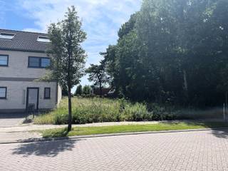 Deze bouwgrond is gelegen binnen een goedgekeurde verkaveling en is bestemd voor een halfopen bebouwing. Gelegen in centrum Massenhoven, vlakbij...