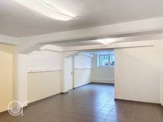 OPGELET: om dit pand te huren of bezichtigen vragen wij steeds eerst een virtueel bezoek te brengen aan het pand. Ga hiervoor naar www.rosseel.be en vul de referentie XV219CP in in het veld ‘zoek’ bovenaan rechts. Kies dan ‘360°’. De website helpt je nu verder voor de volgende stappen.<br /><br />Deze instapklare kantoorruimte is gunstig gelegen nabij het station Gent-Sint-Pieters en belangrijke uitvalswegen, wat zorgt voor een uitstekende bereikbaarheid. De ruimte biedt tal van mogelijkheden en beschikt over een gedeelde parking, te gebruiken samen met de andere bedrijven in het gebouw.<br /><br />De kantoorruimte bestaat uit een open werkruimte met een praktisch keukentje, uitgerust met een wastafel en ruime kastruimte. Daarnaast is er een gemeenschappelijk toilet en fietsenberging aanwezig.<br /><br />Bij de huurprijs komt maandelijks een kost van €100 (voorschot) voor de gemeenschappelijke kosten, elektriciteit, gas, water, warm water en internet.<br /><br />Onmiddellijk beschikbaar.