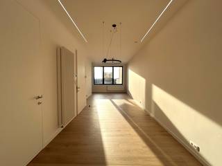 Vlakbij het centrum van Tielt kan u dit recent, gerenoveerd duplex-appartement met 3 slaapkamers terugvinden. <br />Het appartement bevindt zich binnen de ring van Tielt, verschillende kleinhandel, trein en busstation, scholen, sportgelegenheden en horeca liggen op enkele ogenblikken van dit eigendom verwijderd. <br /><br />Via een aparte inkomhal gaat u richting de eerste verdieping. De hal biedt toegang tot een gastentoilet met lavabo en de lichtrijke woon- en eetkamer. <br />Vanuit de leefruimte staat u rechtstreeks in contact met de open, volledig geïnstalleerde keuken.<br /><br />Verder is er op de eerste verdieping een masterbedroom met inbouwkasten en badkamer met dubbele lavabo en inloopdouche. De badkamer is voorzien van de nodige aansluitingen voor het plaatsen van een wasmachine en droogkast.<br /><br />Via de trap, centraal gelegen in de leefruimte, gaat u richting de tweede verdieping, waar u een toilet, twee ruime slaapkamers, beide voorzien van een eigen badkamer met inloopdouche en lavabo. Bovendien is er nog een gerieflijke zolder terug te vinden.<br /><br />Tot slot geniet dit prachtig gerenoveerd duplex-appartement over dubbele beglazing, gunstig EPC (label A), centrale verwarming op aardgas, centrale ligging, veel lichtinval, ... Kortom een volledig instapklaar appartement.<br /><br /><strong>Goed om weten:</strong><br />Basishuurprijs: €950,-/maand<br />Geen syndickosten<br />Vrij vanaf: december 2025<br /><br /><strong>Ook wild geworden van deze thuis? <br />Twijfel niet langer en leg vandaag nog uw bezoek vast!</strong>