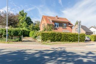 <p>Voormalige hoeve op een uitzonderlijk <strong>ruim perceel </strong>van 3.016 m², aan de rand van Sint-Niklaas.<br /><br />Op een bijzonder mooie en rustige locatie aan de rand van het centrum van Sint-Niklaas bevindt zich deze voormalige hoeve met een authentiek karakter, gelegen op een indrukwekkend perceel van maar liefst 3.016 m².<br />De open bebouwing beschikt over een bewoonbare oppervlakte van circa 203 m² en biedt een goede basis voor wie op zoek is naar een eigendom met karakter, ruimte en mogelijkheden.<br />De woning kan verder worden opgefrist en aangepast aan de hedendaagse woonwensen, waardoor hier een mooie kans ligt voor wie graag zijn eigen woonverhaal schrijft.<br /><br />De absolute troef van deze eigendom is zonder twijfel het uitzonderlijk ruime perceel. <strong>De combinatie van de open bebouwing, de royale buitenruimte en de aanwezige bijgebouwen zorgt voor een eigendom met een veelzijdig karakter.<br />De verschillende bijgebouwen bieden bovendien heel wat praktische mogelijkheden en kunnen interessant zijn voor bijvoorbeeld een zelfstandige die nood heeft aan werk-, opslag- of magazijnruimte.</strong><br />Ook voor wie droomt van veel buitenruimte is dit <strong>een eigendom met potentieel</strong>.<br />Het ruime perceel biedt plaats voor een grote tuin, hobbyruimte, atelier of andere invulling, steeds binnen de mogelijkheden die de geldende stedenbouwkundige voorschriften bieden.<br />De ligging vormt een tweede belangrijke troef. Hoewel de woning geniet van een rustige ligging met een landelijk gevoel, bevindt ze zich tegelijk op korte afstand van het centrum van Sint-Niklaas.<br />Winkels, scholen, horeca, openbaar vervoer en tal van andere dagelijkse voorzieningen zijn vlot bereikbaar.<br />Een interessante opportuniteit voor wie op zoek is naar een ruime eigendom met mogelijkheden en bereid is om de woning verder naar eigen smaak en behoeften te moderniseren.<br /><strong>Een eigendom met geschiedenis, ruimte en vooral veel potentieel – aan de rand van de stad, maar met het gevoel van wonen in alle vrijheid.</strong><br /><br /><em>De woning is momenteel verhuurd.</em><br /><br />Aarzel niet om een afspraak te maken voor een bezoek via emily@claves.be of het nummer 03/5029874</p>