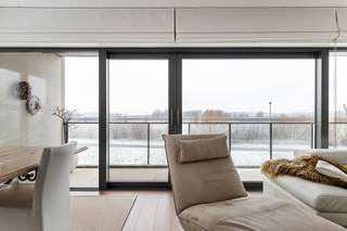 Dit prachtig appartement aan Scheldeoever 25 in Hemiksem biedt een uitzonderlijke combinatie van ruimte, licht en een uniek uitzicht op de Schelde...