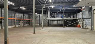 Op industriezone Molenstede is deze ruime fabriekshal van 930m² te huur. Het pand bestaat uit een voormalige koelcel van 260m² die voorzien is van een laadkade en een magazijn 670m² dat toegankelijk is via een sectionaalpoort. Er zijn voldoende parkeerplaatsen beschikbaar aan het gebouw. Aerotherm op gas kan indien nodig in dienst gesteld worden.<br /><br />Gemeenschappelijk sanitair is aanwezig op de site. <br /><br />Met de E314 op minder dan 9km is de ontsluiting erg goed. <br /><br />Voor meer info kan u ons contacteren op 011/39.90.50 of info@jansenrealestate.be