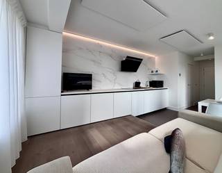 e koop: gerenoveerde studio in Koksijde, gelegen op de zeedijk met prachtig vrij zicht op zee.
<p> </p>
<p>Deze charmante studio bevindt zich in de Scheepsjongenstraat, in een toeristische zone op de zeedijk te Sint-Idesbald, duinen en openbaar vervoer. Dankzij de recente renovatie is het appartement instapklaar en biedt het een frisse, moderne uitstraling. Het ruime privatieve terras vormt een unieke troef, ideaal om te genieten van het zeezicht en de gezonde zeelucht. De ligging op de zeedijk maakt dit een perfecte keuze voor wie comfort en locatie wil combineren.</p>
<p> </p>
<p>Belangrijkste ruimtes:<br />• Inkomhal met handige opbergruimte<br />• Slaaphoek, compact en praktisch ingedeeld<br />• Living met directe toegang tot het terras en uitzicht op zee<br />• Keuken, functioneel ingericht<br />• Badkamer met douche en wastafel<br />• Apart toilet<br />• Ruim privatief terras, ideaal voor buitenmomenten</p>
<p> </p>
<p>Troeven:<br />• Gerenoveerde studio, instapklaar<br />• Gelegen op de zeedijk met vrij zicht op zee<br />• Groot privatief terras</p>
vergunning voor vakantieverhuur! <br />gemeenschappelijke fietsenstalling! <br />
<p> </p>
<p>Neem vandaag nog contact op met je ERA-makelaar voor een bezoek.<br />058 51 92 95 of op simon@eraservimo.be</p>
<p> </p>
<p>JOUW DROOMAPPARTEMENT. ZO GEVONDEN!</p>