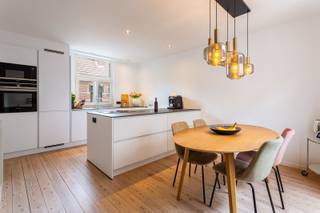 In de rustige, autoluwe Spaarstraat 24 in Antwerpen vind je dit instapklare en energiezuinige duplexappartement met EPC-label B (184 kWh/m²jaar). De woning werd in 2022 volledig gerenoveerd met oog voor kwaliteit en detail. Ze beschikt over een moderne keuken met kookeiland, een luxueuze badkamer met inloopdouche, twee ruime slaapkamers en een gezellig terras van 14 m². Dankzij de recente ketel, lage gemeenschappelijke kosten en gunstige ligging vlak bij Park Spoor Noord, winkels en openbaar vervoer, is dit een ideale plek voor wie rustig wil wonen in de stad.<br /><br />Verplichte vermeldingen:<br />- EPC: 184 kWh/m² - label B - geen renovatieverplichting<br />- P-score: A<br />- G-score: A<br />- Vg- Wche - Gmo- VKr - Vv