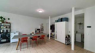 Zoek je een fijne plek op een absolute toplocatie? Deze lichtrijke studio aan de bruisende Demerstraat biedt het beste van twee werelden: de dynamiek van de Hasseltse binnenstad voor de deur én een heerlijk licht en rustig thuisgevoel binnen.<br /><br />Dankzij de grote raampartijen geniet je de hele dag door van prachtige natuurlijke lichtinval, wat de ruimte een enorm open en ruimtelijk gevoel geeft. De indeling is slim en efficiënt, waardoor je eenvoudig een gezellige zithoek, eetruimte en slaapgedeelte creëert.<br /><br />Stap de deur uit en je bevindt je direct tussen de leukste boetieks, gezellige koffiebars en uitstekende restaurants. Het station, de Grote Markt en de supermarkt liggen allemaal op wandelafstand.<br /><br />Indeling: <br /><br />Verdieping +1:<br /><br />- leefruimte<br />- keuken<br />- berging<br />- badkamer<br />- toilet<br /><br />Extra info:<br /><br />- EPC-label: B<br />- 53 m²<br /><br />De snelste manier om een bezoek te brengen aan deze studio? Vraag je bezoek aan via de rode knop op onze website (www.dewaele.com).<br /><br />Telefonisch kunnen er geen afspraken gemaakt worden. Bij andere vragen kun je ons telefonisch contacteren via 011 30 50 50.<br /><br />Tot binnenkort