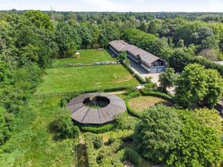  Equestrian accommodation to be renovated at very central location. On a very easily accessible location a few hundred meters from the E19 motorway...