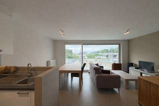 In Residentie 'Julie' vind je dit mooie en recente appartement op een tweetal minuten van de oprit van de E40, de winkels en het openbaar vervoer. Voor wie wil wonen in een mooi en eigentijds project op een centrale ligging is dit een uitgelezen kans. En "mooi" is daarbij een goed gekozen woord want dit nieuw en stijlvol woonproject combineert tal van opvallende kwaliteiten die absoluut de moeite waard zijn om te bekijken. Residentie Julie staat garant voor wonen met uitstraling op een centraal gelegen en interessante plek. Lichtrijk en zonnig appartement met open zicht, twee slaapkamers en terras.<br /><br /><span>Tweede verdieping (85m2):</span><br />Inkomhal (7m2) met toilet en lavabo - berging (2m2) - mooie leefruimte (33m2) met open keuken ingericht met een keramische kookplaat, combi-oven, vaatwas, frigo, spoelbak en kasten - terras (5,9m2) - twee slaapkamers (8m2, 10m2) met laminaat - badkamer (4m2) met ligbad/douche en lavabomeubel<br /><br />Private kelderberging (nr. 6)<br /><br /><span>Algemeen:<br /></span>- ruime parkeermogelijkheden voor het gebouw<br />- gemeenschappelijke kosten:<br />- verlichting, rolgordijnen (slaapkamers) en gordijnrails (living) zijn inbegrepen <br />- op wandelafstand van winkels, openbaar vervoer, station<br />- CV op gas<br />- PVC ramen met dubbele beglazing<br />- volledig geschilderd<br />- nabij op/afrit E40<br />- P-score: A<br />- G-score: A<br />- Sted. inlichtingen: zie documenten