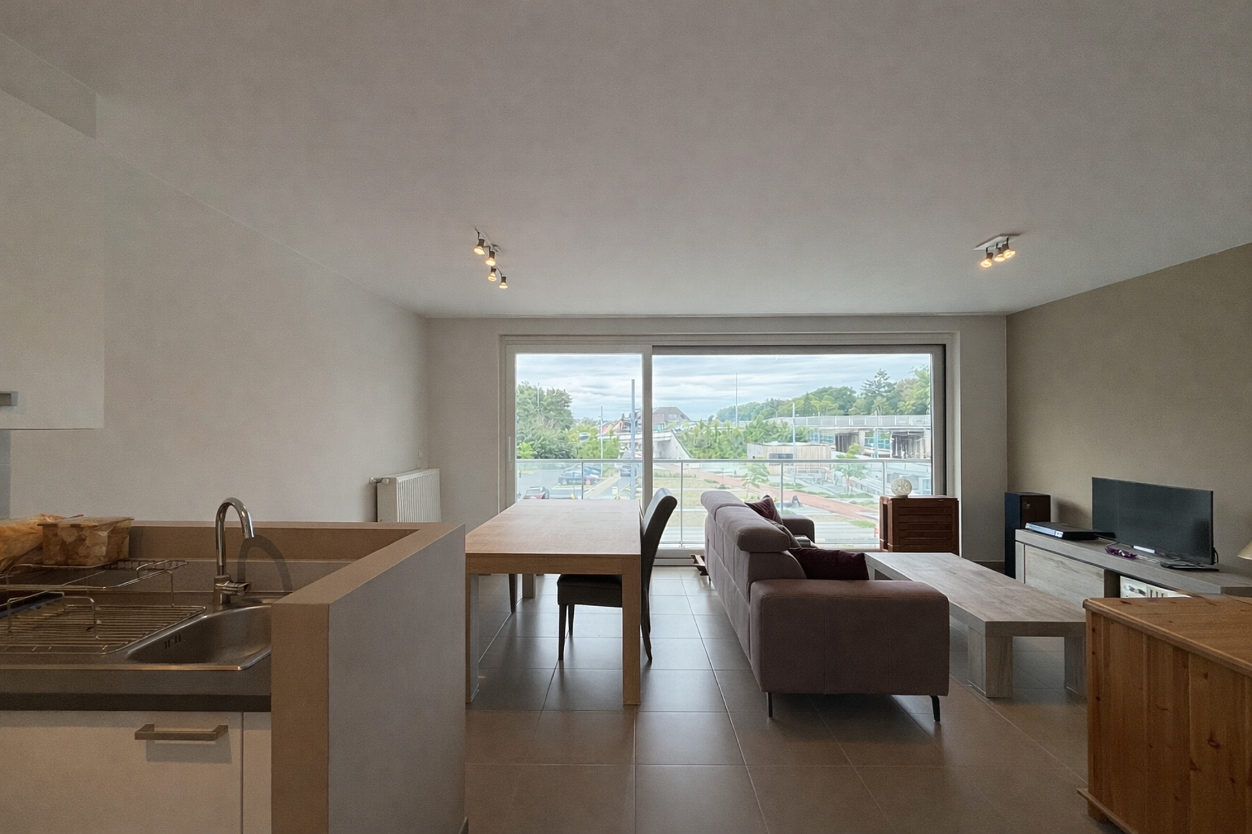 Instapklaar appartement met 2 slaapkamers en terras - foto 2