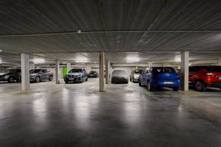 Deze parkeerplaatsen zijn gelegen in ondergrondse garage voorzien van een automatische poort. Bovendien bevinden deze parkeerplaatsen zich in...