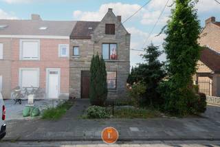 Deze te renoveren woning is op zoek naar zijn nieuwe eigenaars!De woning ligt rustig gelegen op ons dorp in Menen.De woning verwelkomt je met een...