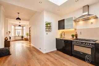 Vier slaapkamers, een zonnige tuin en een centrale ligging in Kortrijk? Deze verrassend ruime stadswoning combineert het allemaal! Hier geniet u van een uitstekende bereikbaarheid, met winkels, scholen, openbaar vervoer en het centrum van Kortrijk op korte afstand.Indeling: Bij het betreden van de woning komt u terecht in de inkomhal met afzonderlijk gastentoilet. Verder vindt u een aangename leefruimte met gashaard, die naadloos overgaat in de open keuken met eetplaats. Vanuit de woning heeft u toegang tot het terras en de zuidgerichte tuin, waar u heerlijk kunt genieten van de buitenlucht. Het gelijkvloers omvat daarnaast een badkamer met ligbad, een praktische berging met ingemaakte kasten en een kelder. Verspreid over de eerste en tweede verdieping bevinden zich vier volwaardige slaapkamers, die tal van mogelijkheden bieden voor een gezin, thuiswerk of hobbyruimte.Troeven: vier slaapkamers, zuidgerichte tuin, centrale verwarming op gas, dubbele beglazing, een conforme elektrische installatie en een EPC-label C, gunstige ligging nabij het stadscentrum en belangrijke verbindingswegen, parkeergelegenheid op oprit voor de deur. Een woning met ruimte om te leven, een tuin om van te genieten en alles binnen handbereik! Ontdek zelf wat deze eigendom te bieden heeft en plan uw bezoek.Interesse? feline@immobeguin.be
