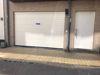  * Gesloten garagebox, elektrische buitenpoort + autolift * Op wandelafstand van de Zeedijk  * Afmetingen: hoogte 2,05m - breedte 2,15m - diepte...